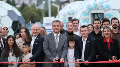 İzmit Belediyesi tarafından gençlerin teknoloji, girişimcilik ve üretim alanlarında kendilerini