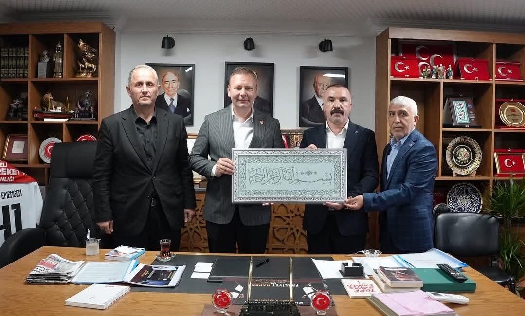 MHP Dilovası İlçe Başkanı Yusuf Turhan ve beraberindeki teşkilat yöneticileri,