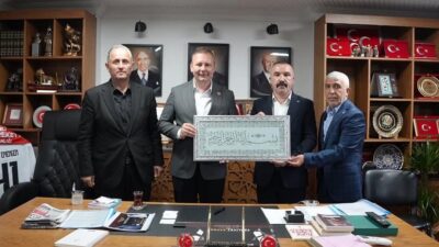 MHP Dilovası İlçe Başkanı Yusuf Turhan ve beraberindeki teşkilat yöneticileri,