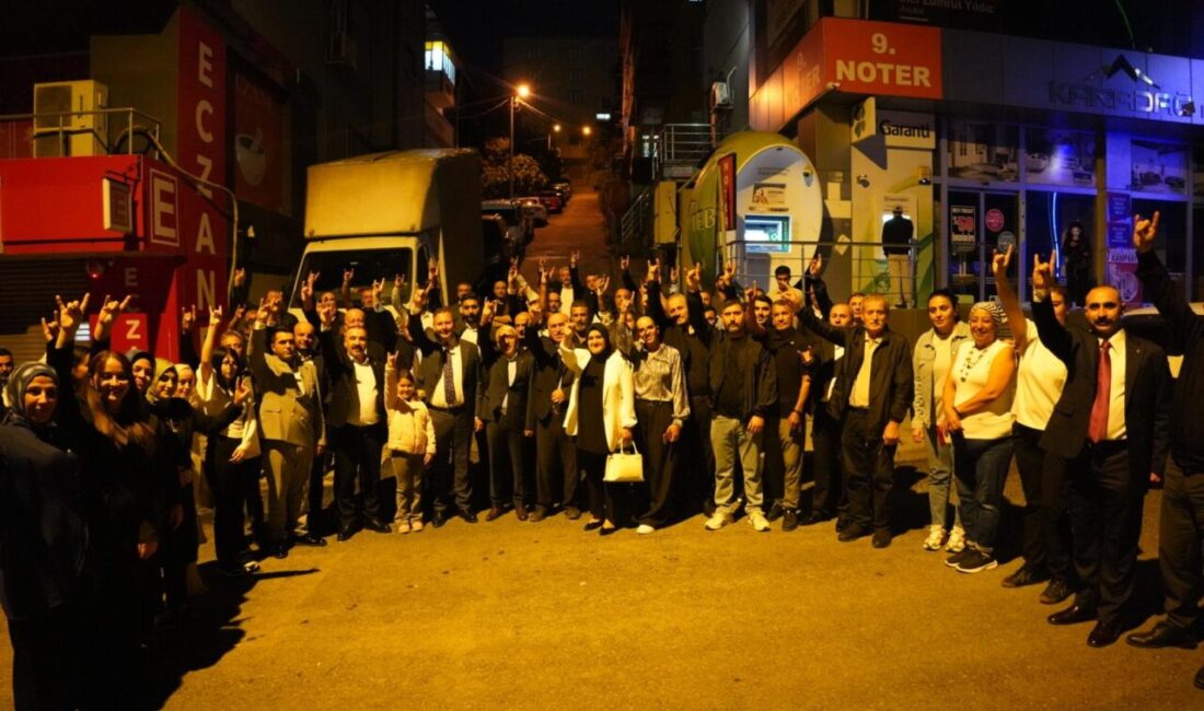 Milliyetçi Hareket Partisi (MHP) Kocaeli İl Başkanı Enes Emengen, beraberindeki