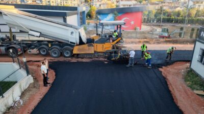 Başiskele Belediyesi, mahallelerin ihtiyaçları doğrultusunda yol ve kaldırım çalışmalarını sürdürüyor.