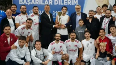 Gölcük Belediyesi 12. Başkanlık Kupası Futbol Turnuvası’nda, finalde Ulaşlıspor, Değirmenderespor’u
