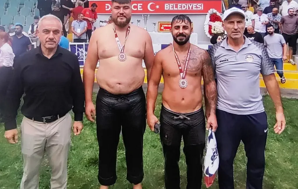 Körfez Gençlerbirliği Spor Kulübü güreşçileri Derince Taşköprü Hasat Sonu Festivali