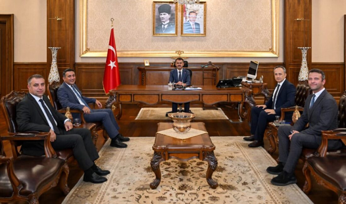 SEDAŞ Genel Müdürü Gökay Fatih Danacı, beraberindeki bölge müdürleriyle birlikte