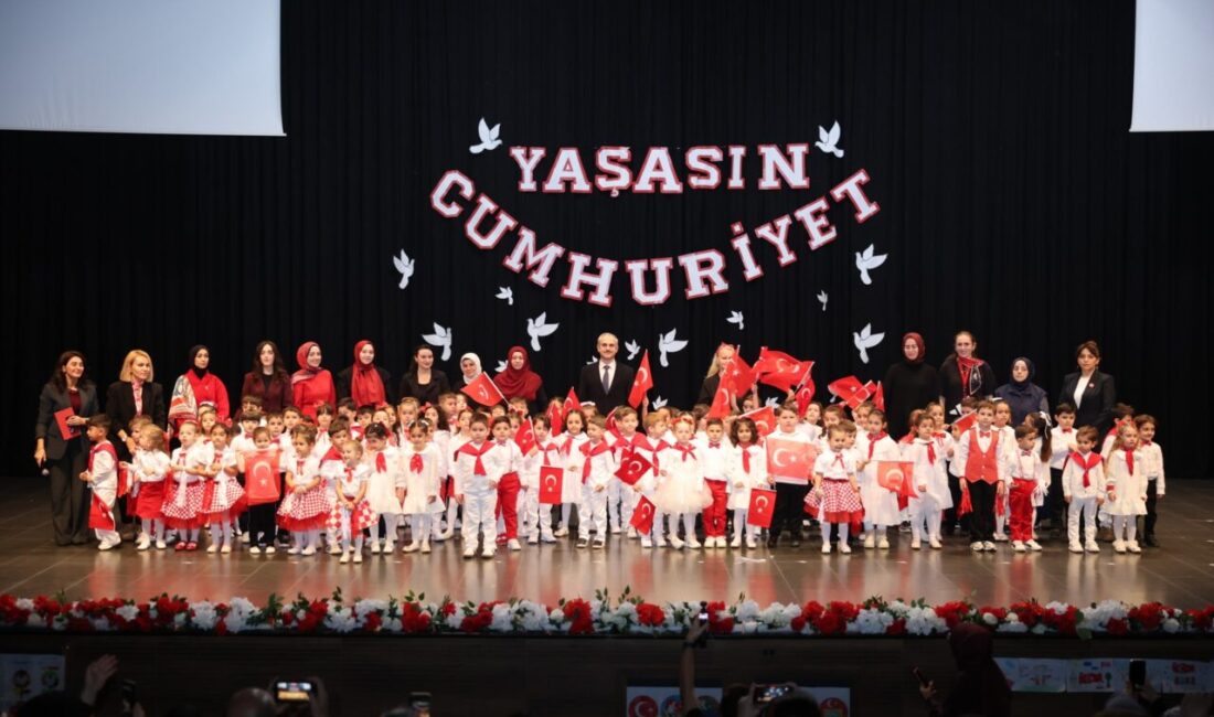 29 Ekim Cumhuriyet Bayramı, Çayırova’da düzenlenen resmi törenle kutlandı. Program