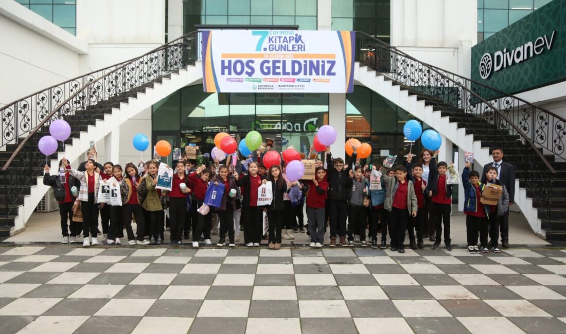 Çayırova Belediyesi 7. Kitap Günleri’ni ziyaret eden Çayırovalılar, etkinlikten oldukça