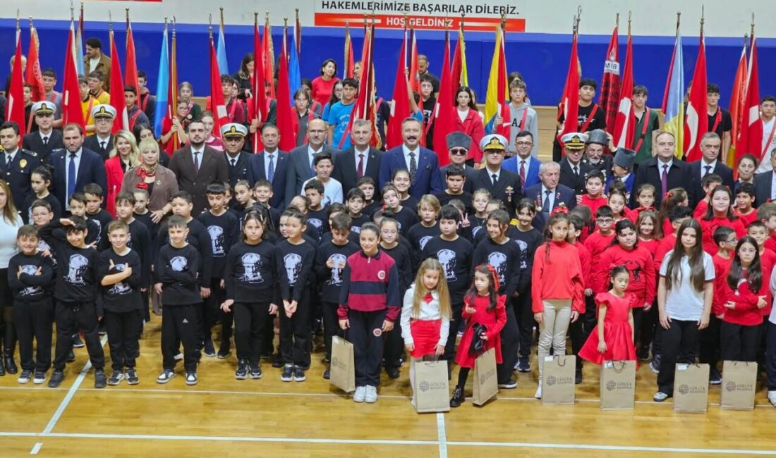 Gölcük 17 Ağustos Spor Salonunda düzenlenen programda 29 Ekim Cumhuriyet