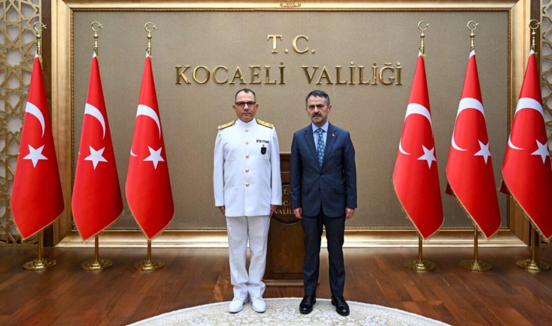 Cumhurbaşkanlığı Kararnamesi ile Gölcük Tersanesi Komutanlığı görevine atanan Tuğamiral İzzet
