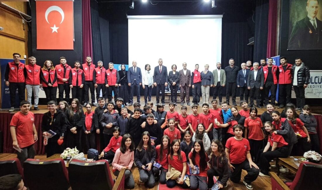 Gölcük’te 13 Ekim Afet Risklerinin Azaltılması Günü kapsamında düzenlenen panelde,