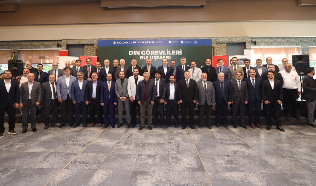 Kocaeli Büyükşehir Belediye Başkanı Tahir Büyükakın, 12 ilçeden din görevlileri