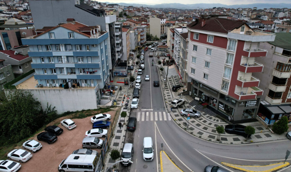 Kocaeli Büyükşehir Belediyesi, Çayırova’nın önemli ulaşım güzergâhlarından Adnan Kahveci Caddesi’ni