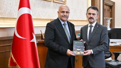 Kocaelispor Kulübü Başkanı Recep Durul, Kocaeli Valisi İlhami Aktaş’ı makamında