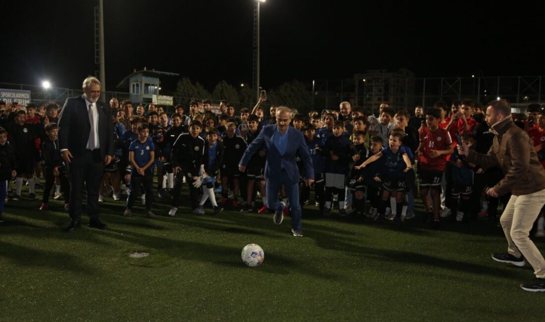 Çayırova Belediye Başkanı Bünyamin Çiftçi, Çayırova Kulüpler Birliği’nin düzenlediği yeni