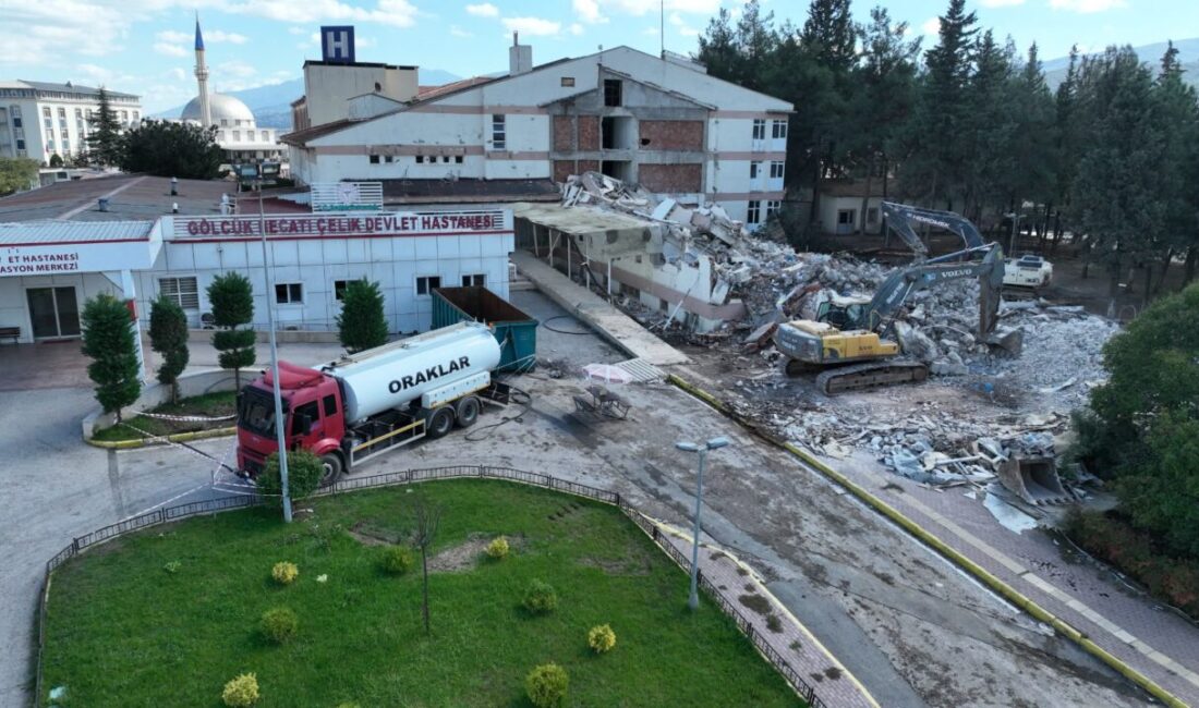 Gölcük Belediye Başkanı Ali Yıldırım Sezer, ilçede devam eden ve