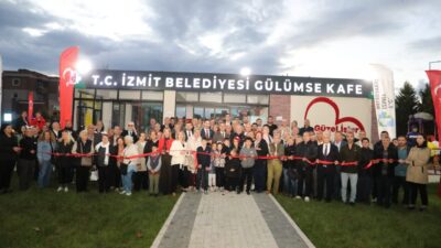 İzmit Belediyesi tarafından Alikahya Atatürk Mahallesi’nde hayata geçirilen Gülümse Kafe,