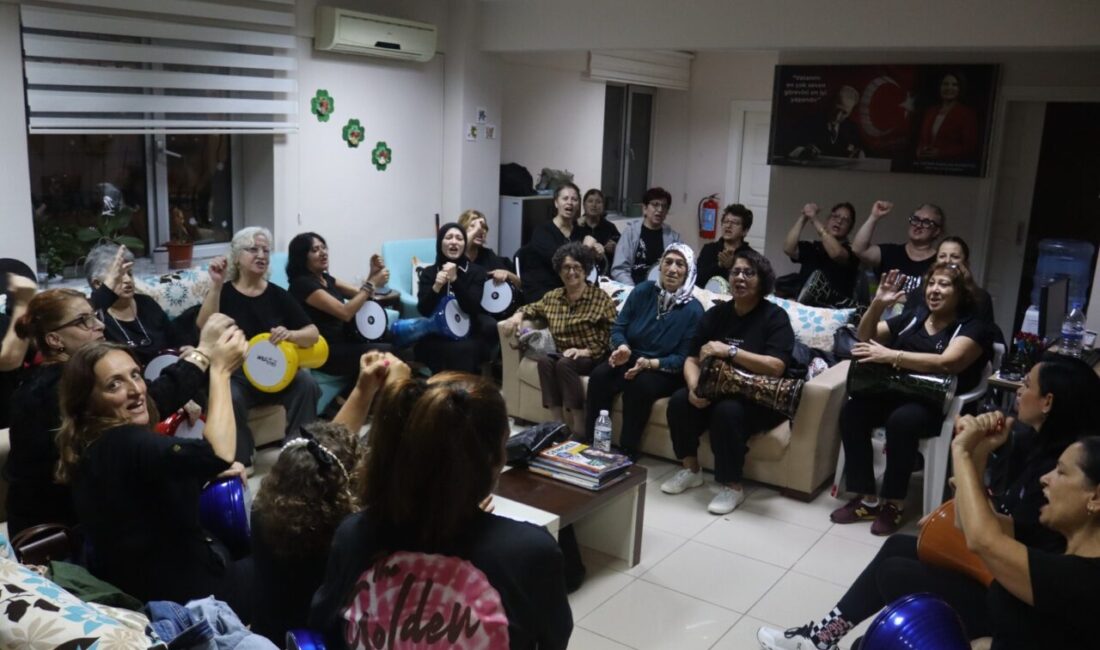 İzmit Belediyesi Asırlık Çınarlar Ritim ve Sahne Sanatları Topluluğu üyeleri,