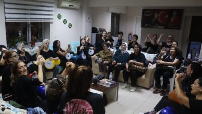 İzmit Belediyesi Asırlık Çınarlar Ritim ve Sahne Sanatları Topluluğu üyeleri,