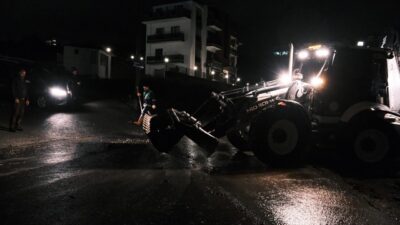 Başiskele’de etkisini sürdüren yoğun yağışa karşı Başiskele Belediyesi tüm birimleriyle