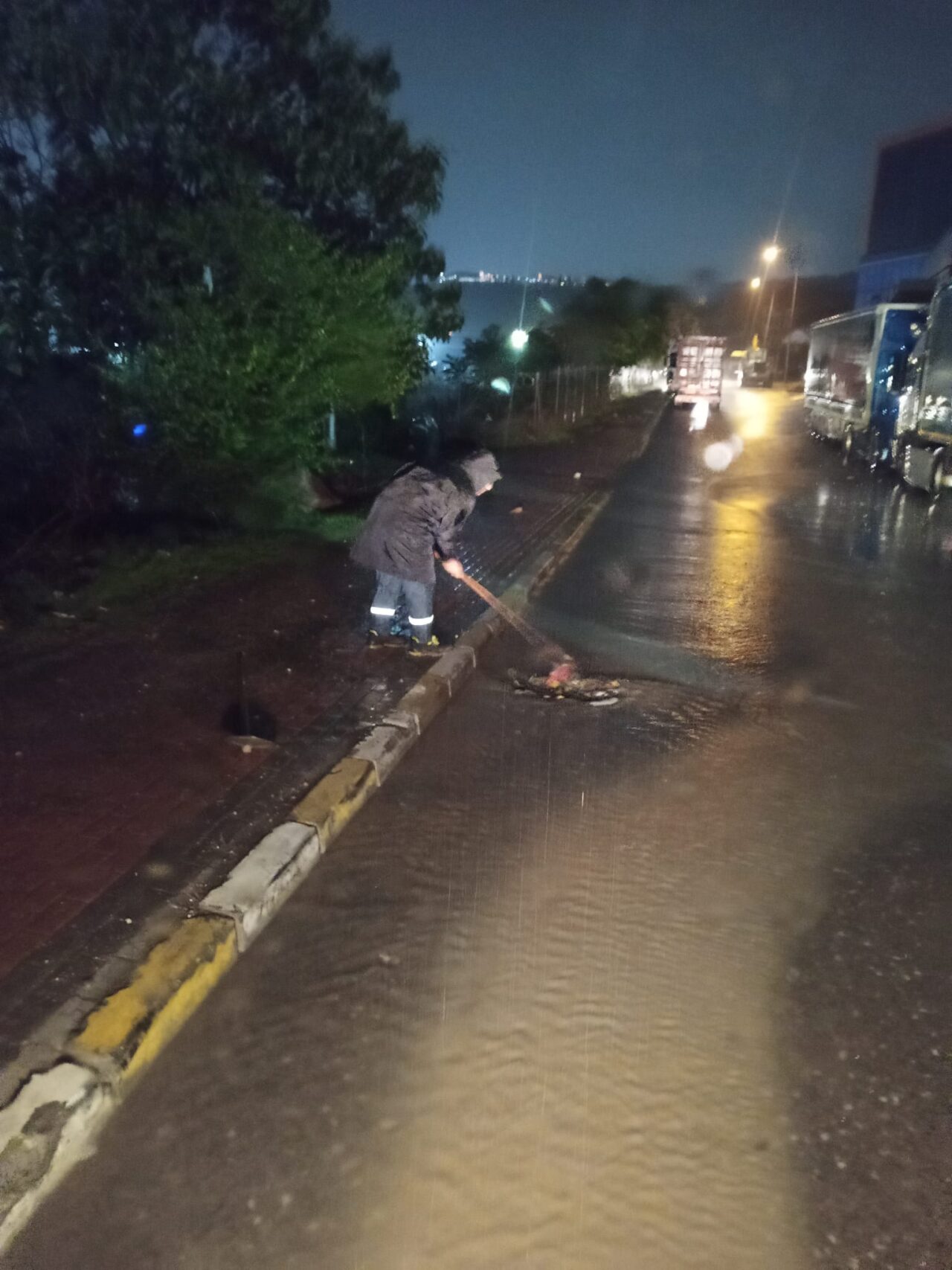 Bölgede etkili olan yoğun yağışın ardından Dilovası Belediyesi İlçe Afet
