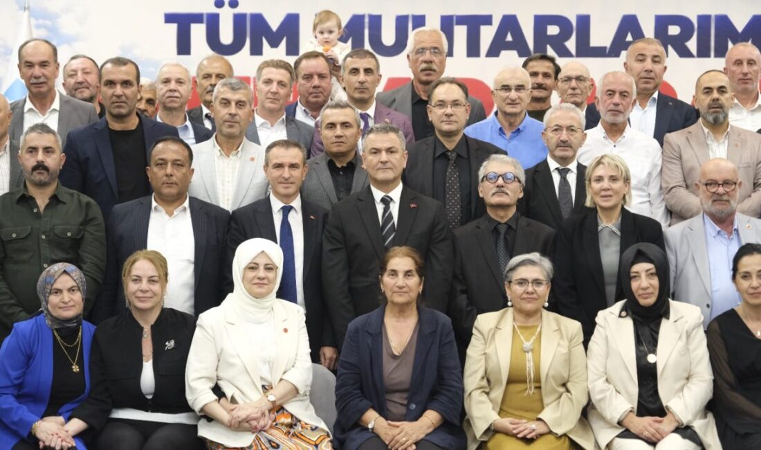 İzmit Belediyesi, muhtarları 19 Ekim Muhtarlar Günü dolayısıyla Dernekler Yerleşkesinde