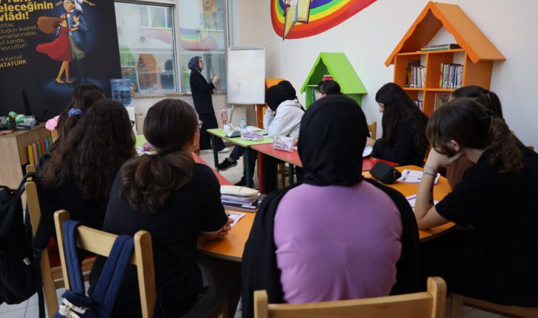 İzmit Belediyesi Çınar Akademi tarafından mahallelerde düzenlenen etüt çalışmalarıyla 6,