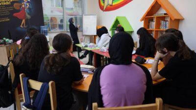 İzmit Belediyesi Çınar Akademi tarafından mahallelerde düzenlenen etüt çalışmalarıyla 6,