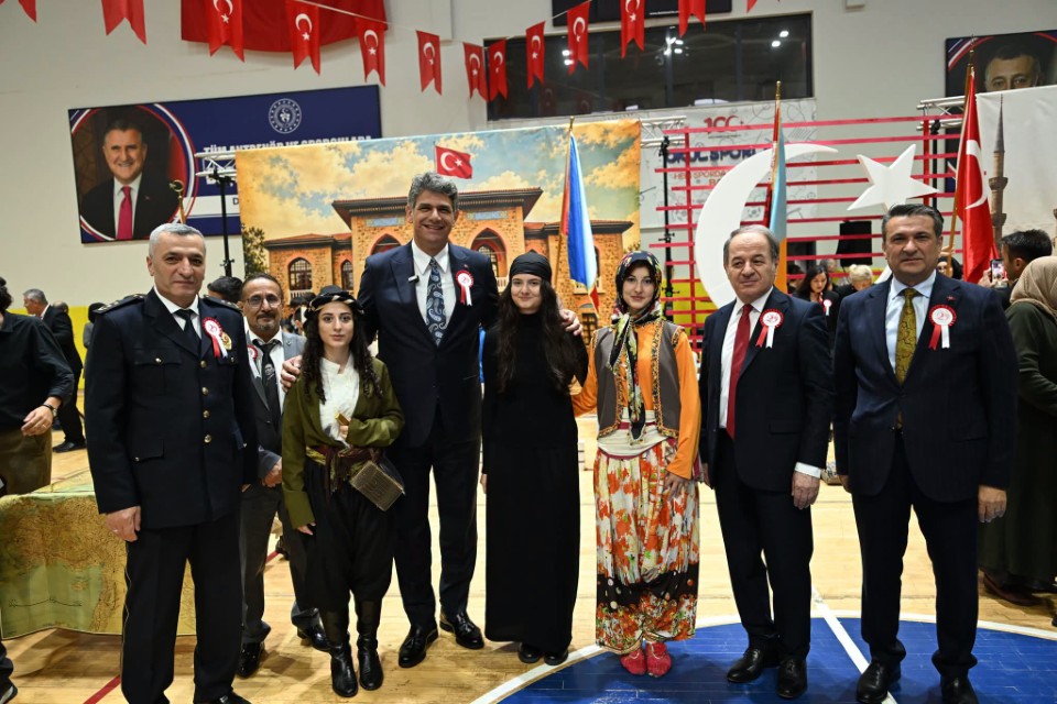 Kartepe’de 29 Ekim Cumhuriyet Bayramı, Hergeleci İbrahim Spor Salonu’nda düzenlenen
