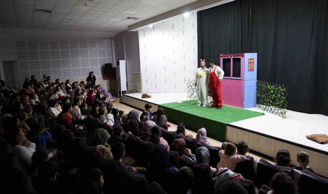 Kartepe Belediyesi’nin kültür ve sanat etkinlikleri kapsamında sahnelenen “Haylaz Tavşan”