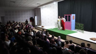 Kartepe Belediyesi’nin kültür ve sanat etkinlikleri kapsamında sahnelenen “Haylaz Tavşan”