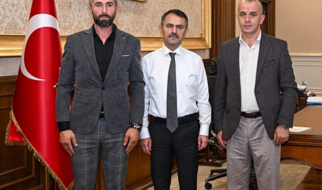 İzmit Şahinler Mahalle Muhtarı Adem Acar ve beraberindeki Özgür Ergin,