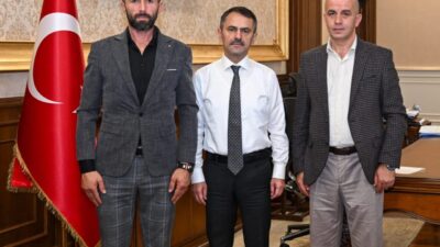 İzmit Şahinler Mahalle Muhtarı Adem Acar ve beraberindeki Özgür Ergin,