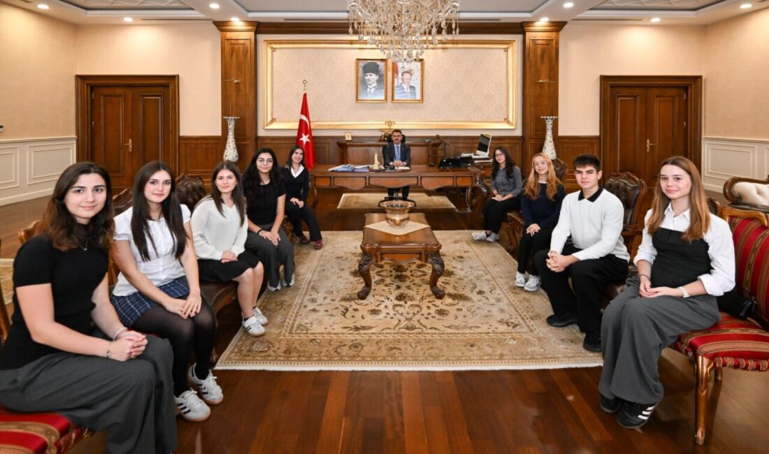İnsanlığa Pozitif Etki Rehberlik ve Aksiyonu Gençlik Derneği Başkanı Beren