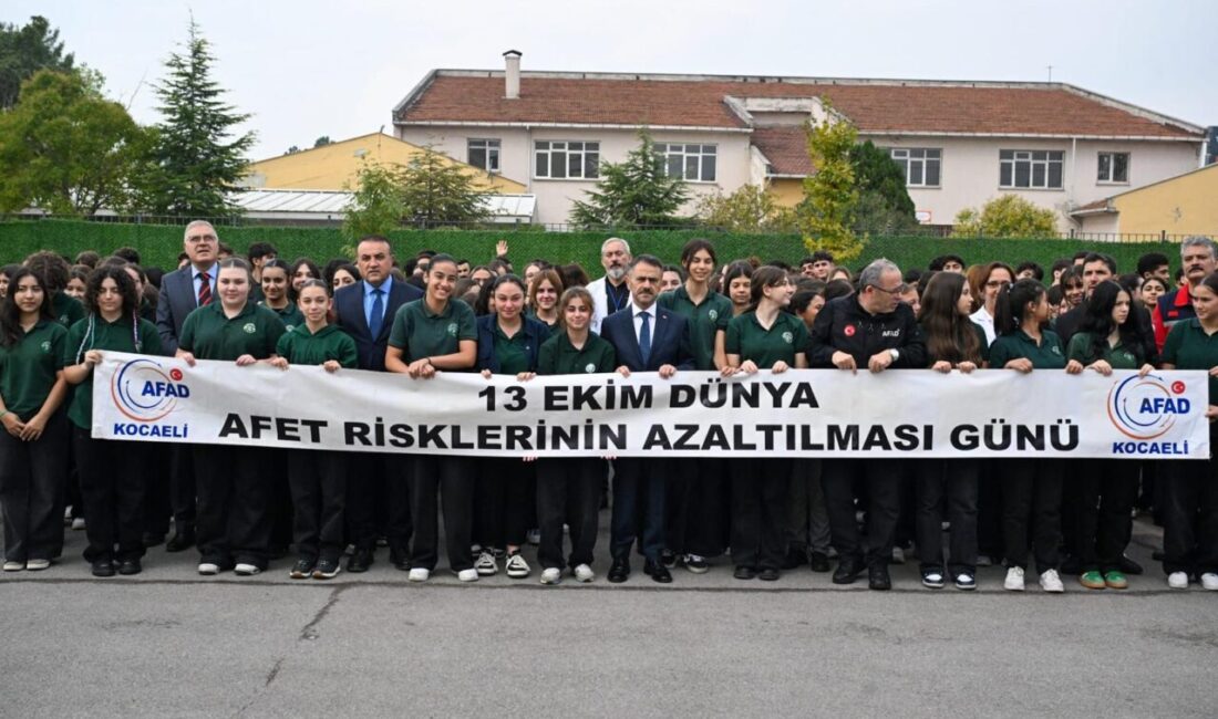 İzmit Uluğbey Anadolu Lisesi’nde Afet Farkındalık Eğitimi, Deprem Anı Uygulaması