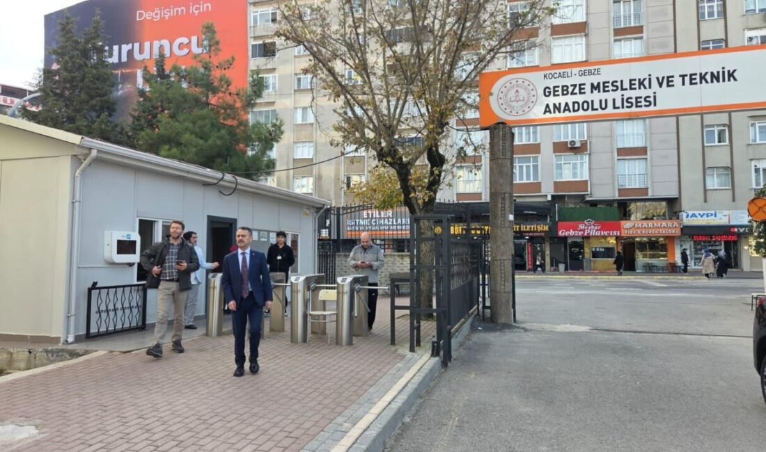Gebze Mesleki ve Teknik Anadolu Lisesi’ni ziyaret ederek okul denetimlerini