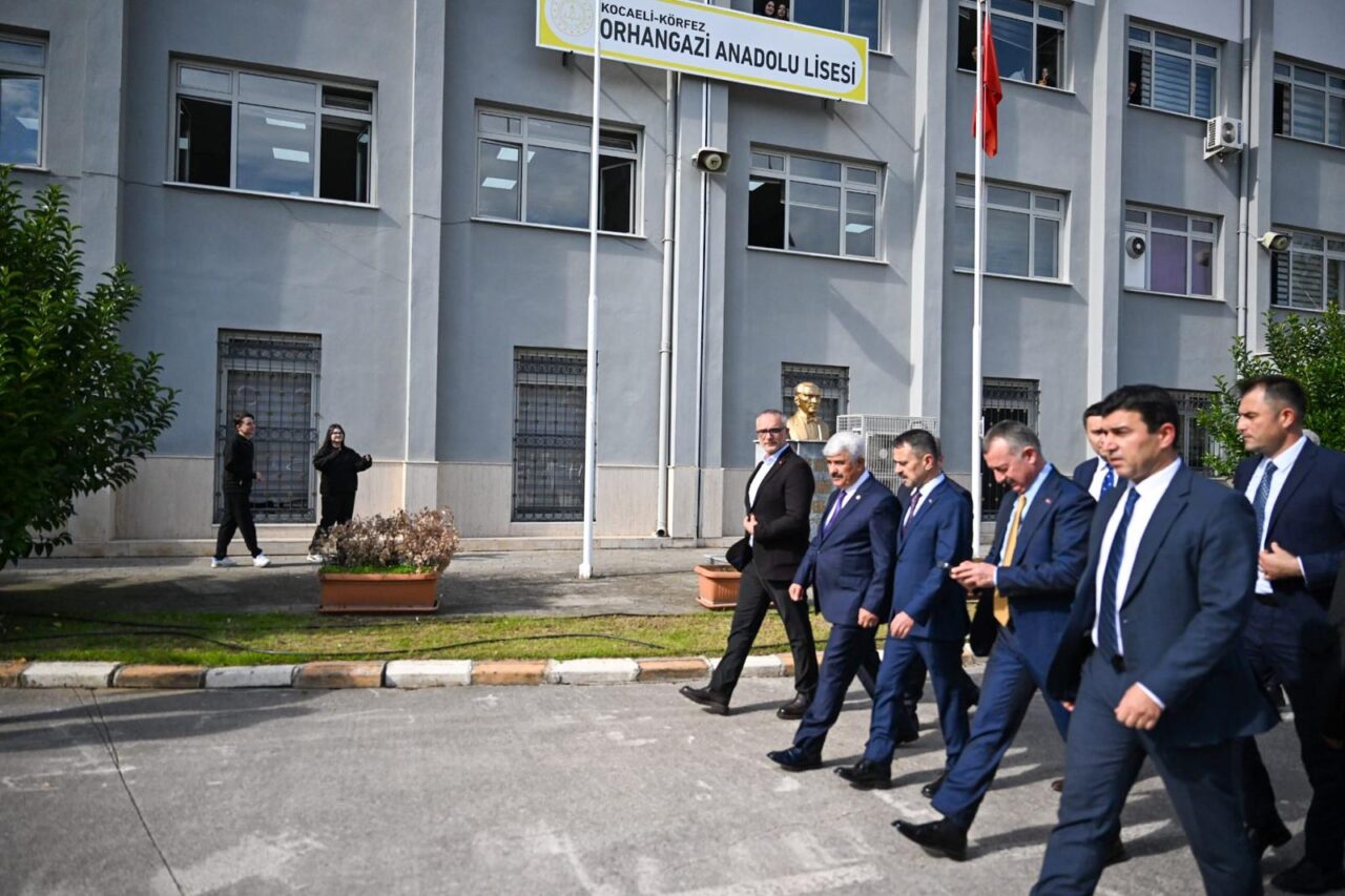 Kocaeli Valisi İlhami Aktaş, kent protokolüyle birlikte Körfez Orhangazi Anadolu