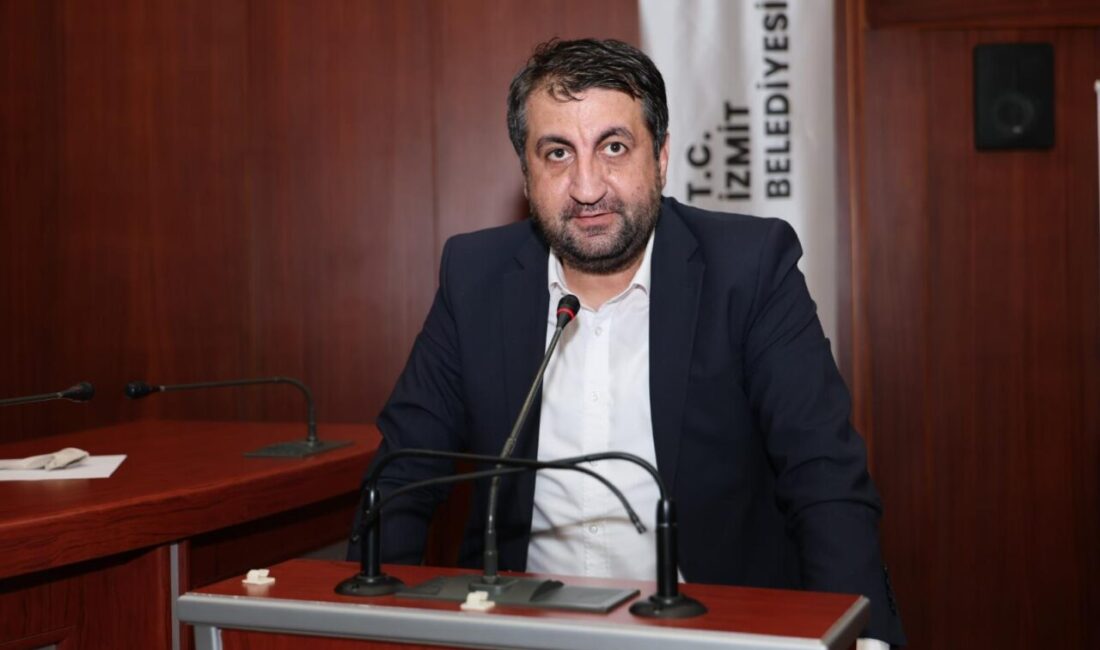İzmit Belediyesi meclis toplantısında konuşan Yeni Parti Meclis Üyesi Serdar
