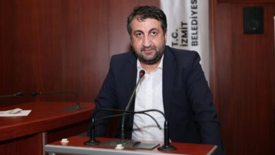 İzmit Belediyesi meclis toplantısında konuşan Yeni Parti Meclis Üyesi Serdar