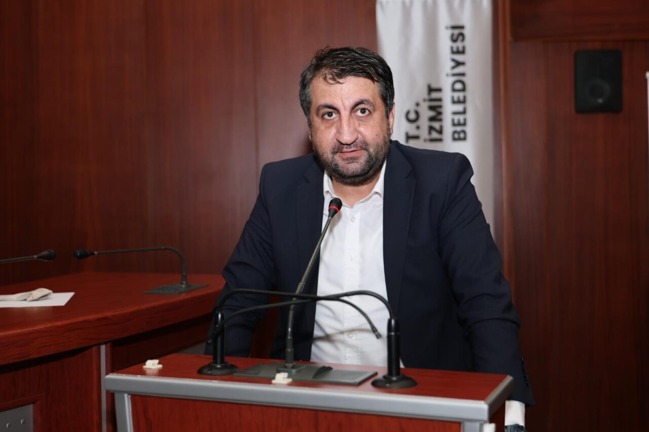 İzmit Belediyesi meclis toplantısında konuşan Yeni Parti Meclis Üyesi Serdar