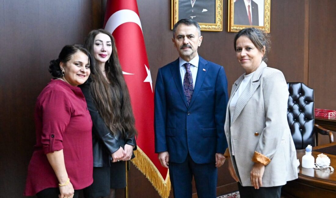 Çayırova Akse Mahalle Muhtarı Derya Taştan ve beraberindeki mahalle sakinleri,