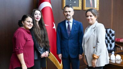 Çayırova Akse Mahalle Muhtarı Derya Taştan ve beraberindeki mahalle sakinleri,