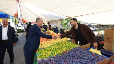 Dilovası Belediye Başkanı Ramazan Ömeroğlu, Pazartesi Pazarı’nı ziyaret ederek tezgâhları